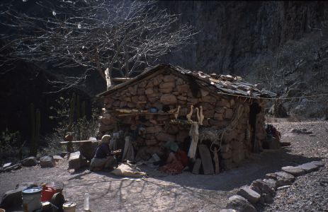Na dně kaňonu žila rodina indiánů Tarahumara